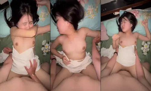 da-trang-buom-mup-vua-chich-em-con-lay-tay-ve-num-vu