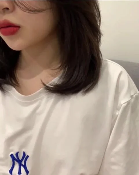 gai-teen-buom-mup-live-app-thu-dam-suong-ren-ri-voi-sextoy
