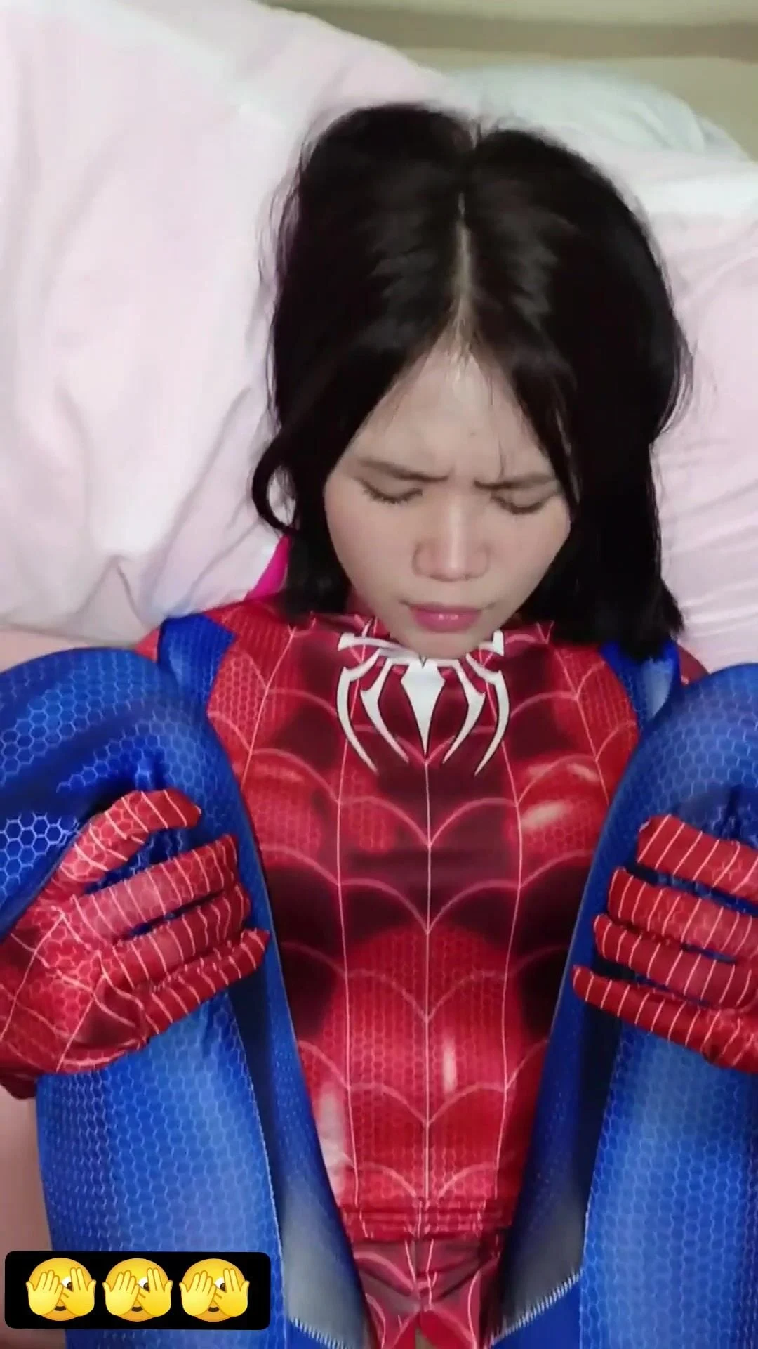 sang-som-anh-ho-bat-em-gai-cosplay-nguoi-nhen-roi-de-du-ko-thuong-tiec